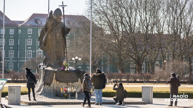 W poniedziałek 13. rocznica śmierci św. Jana Pawła II. Przy pomniku papieża Polaka o godzinie 21 rozpocznie się wieczór wspomnień pontyfikatu Ojca Świętego. Fundacja Jego i parafia św. Rodziny zapraszają wszystkich szczecinian.