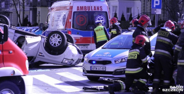 W bardzo groźnie wyglądającej kolizji, do której doszło po godz. 15 na skrzyżowaniu ulic Wielkopolskiej i Monte Cassino, brały udział dwa pojazdy - Land Rover i osobówka. Z informacji dyżurnego policji wynika, że nikomu nic poważnego się nie stało.