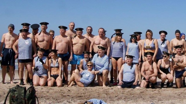 Członkowie klubu morsów Darłowcy Twardziele tradycyjną wspólną kąpielą w lany poniedziałek zakończyli sezon zimowych kąpieli. Do zimnego Bałtyku weszło kilkadziesiąt osób.