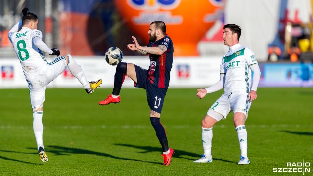 Wynikiem 3:2 zakończył się mecz Pogoni Szczecin ze Śląskiem Wrocław rozegrany na stadionie im. Floriana Krygiera w Szczecinie. Duma Pomorza do przerwy wygrywała 1:0 po strzale Spasa Deleva. Później dla Pogoni skutecznie strzelali Adam Frączczak i Tomasz Hołota.