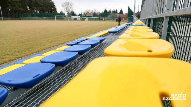 Nowe boisko trawiaste, trybuny dla kibiców i oświetlenie z prawdziwego zdarzenia - tak wygląda zmodernizowany obiekt piłkarski w podszczecińskim Wołczkowie.