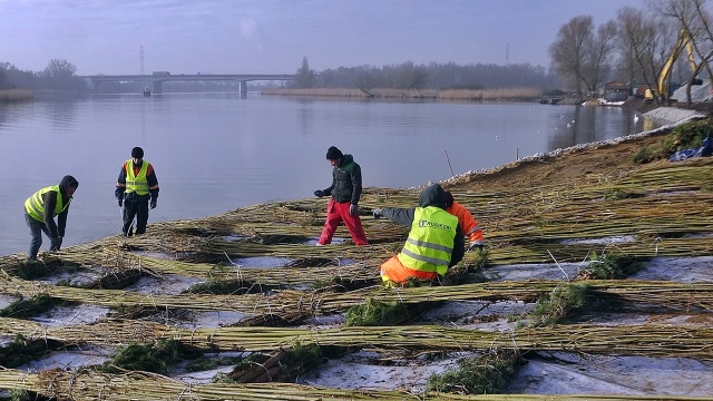 Nabiera tempa budowa nabrzeża rekreacyjnego w Siadle Dolnym. Rozpoczęło się umacnianie brzegu i montaż pierwszych pomostów pływających.