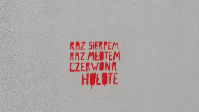 Raz sierpem, raz młotem, czerwoną hołotę - takie napisy namalował ktoś na pomniku Braterstwa Broni w Nowogardzie. Czerwone napisy pojawiły się na cokole kilkunastometrowego monumentu, który stoi w centrum miasta.