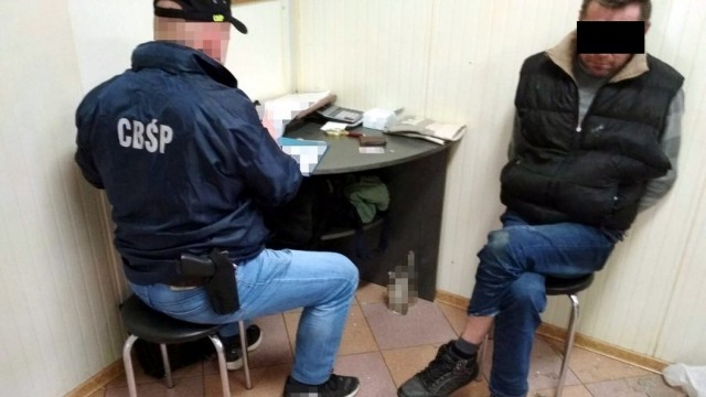 Nielegalny arsenał broni i amunicji zlikwidowali funkcjonariusze CBŚP. W Warszawie i w jednej z miejscowości na północy Mazowsza nielegalni handlarze zgromadzili 21 sztuk broni, materiały wybuchowe i 2400 sztuk amunicji. W sprawie policja zatrzymała dwóch mężczyzn.