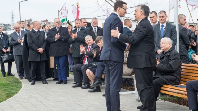 Premier Viktor Orban powiedział, że Węgrzy zachowają pamięć o Smoleńsku i Katyniu oraz o ich ofiarach. Dodał, że Węgry będą starały się budować tę Europę, o którą oni walczyli. W Budapeszcie w piątek został odsłonięty pomnik ofiar katastrofy smoleńskiej.