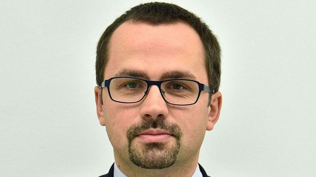 Posłowie PiS złożyli wniosek o powołanie komisji śledczej do zbadania wyłudzeń podatku VAT. Kandydatem PiS na przewodniczącego komisji jest poseł Marcin Horała. W projekcie napisano, że komisja ma zająć się zbadaniem prawidłowości i legalności działań oraz występowania zaniedbań i zaniechań organów i instytucji publicznych w zakresie zapewnienia dochodów Skarbu Państwa z tytułu podatku od towarów i usług i podatku akcyzowego.