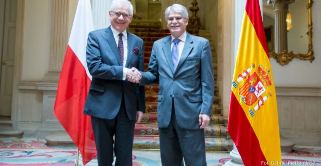 Szefowie dyplomacji Polski i Hiszpanii Jacek Czaputowicz i Alfonso Dastis po rozmowach w Madrycie zapewniali, że oba kraje mają podobne stanowiska dotyczące nowego unijnego budżetu. Zgodność między Warszawą a Madrytem panuje też w sprawie bezpieczeństwa na wschodniej flance NATO. Polska i Hiszpania różnią się jednak w postrzeganiu roli euro dla przyszłości Unii Europejskiej.