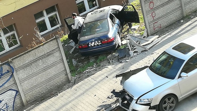 Wjechał i rozbił zaparkowane na poboczu auto - po czym swoim samochodem wbił się w ogrodzenie kliniki na Pomorzanach.