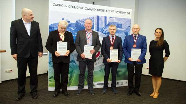 Medale za zasługi w rozwoju strzelectwa w regionie rozdano podczas sobotniej gali Zachodniopomorskiego Związku Strzelectwa Sportowego. Wręczono także wyróżnienia dla klubów za osiągnięcia dzieci i młodzieży. Tu - jak mówi prezes związku - Maciej Gucma - mamy się czym pochwalić.