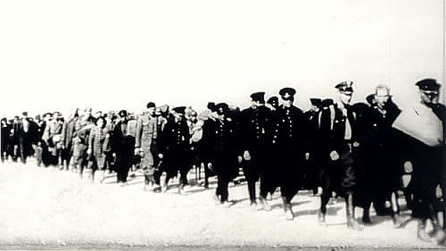 Ulicami Warszawy przechodzi 11. Katyński Marsz Cieni. Jego uczestnicy chcą upamiętnić Polaków zamordowanych przez Sowietów wiosną 1940 roku w Katyniu. Rekonstruktorzy ubrani w stroje z czasów II wojny światowej w milczeniu oddają hołd zamordowanym wojskowym, duchownym, prawnikom, nauczycielom, urzędnikom i literatom.