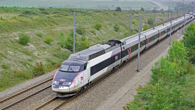 Poniedziałek to drugi dzień kolejnego strajku francuskich kolejarzy. O ile w niedzielę w strajku udział wzięła nieco ponad jedna trzecia pracowników francuskich kolei państwowych SNCF, o tyle w poniedziałkowym proteście swoje zaangażowanie zapowiedziało czterdzieści trzy procent kolejarzy, w tym znaczne grono stanowią maszyniści, których trudno zastąpić.