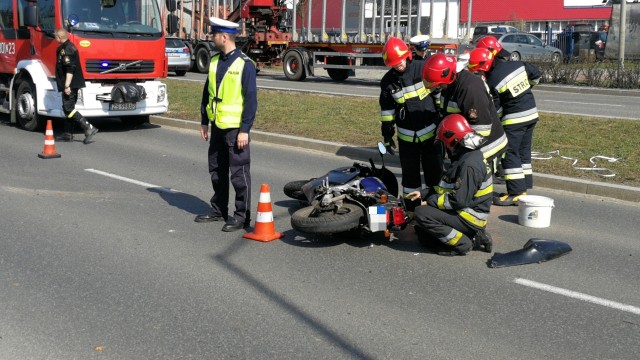 Wypadek motocyklisty na szczecińskich Gumieńcach. W jego pojeździe prawdopodobnie zablokowała się kierownica. Motocyklista przewrócił się i uderzył w krawężnik. Do zdarzenia doszło w poniedziałek po godzinie 12 na ulicy Europejskiej.