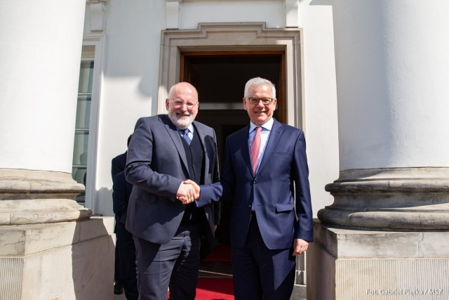 Zarówno Polska, jak i Komisja Europejska dążą do kompromisu w sprawie reformy wymiaru sprawiedliwości - mówił minister spraw zagranicznych Jacek Czaputowicz po spotkaniu wiceszefem KE Fransem Timmermansem, który przebywa z wizytą w Warszawie.