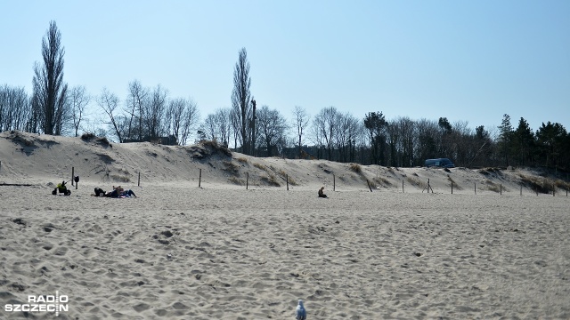 Nowa kładka na koronach wydm będzie miała długość około dwóch kilometrów. Połączy zachodnią część plaży w Międzyzdrojach - od Stacji Morskiej Uniwersytetu Szczecińskiego - z molo.