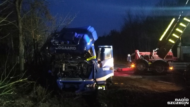 Ciężarówka wjechała do rowu na drodze krajowej nr 6, w miejscowości Krzywopłoty. Do zdarzenia doszło we wtorek po godzinie 4.
