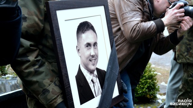 Politycy z regionu wspominają tragicznie zmarłych w katastrofie smoleńskiej. Wśród 96 osób na pokładzie samolotu Tu-154M, który osiem lat temu rozbił się pod Smoleńskiem, byli między innymi: poseł PO Sebastian Karpiniuk z Kołobrzegu i wicepremier z PiS Przemysław Gosiewski pochodzący z Darłowa.