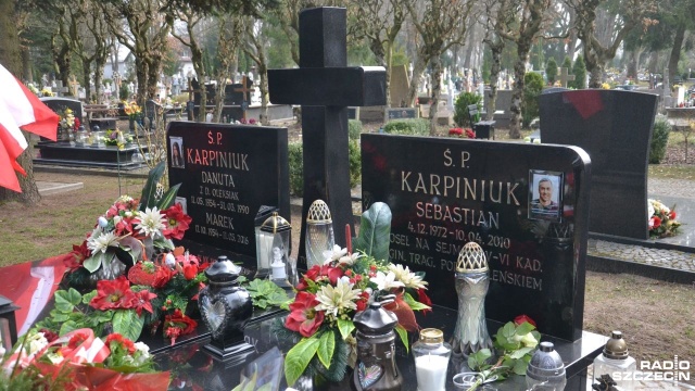 Punktualnie o godzinie 8:41 w Kołobrzegu rozpoczęły się obchody ósmej rocznicy katastrofy smoleńskiej. Tuż po tym, jak w mieście zawyły syreny alarmowe, mieszkańcy, władze miasta oraz bliscy i współpracownicy zmarłego w katastrofie posła Sebastiana Karpiniuka spotkali się przy jego grobie.