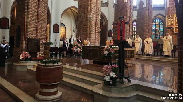Arcybiskup Dzięga o ofiarach katastrofy smoleńskiej: wszyscy oni nieśli Polskę w sercu [WIDEO]