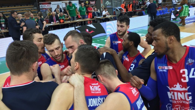 Koszykarze Kinga Szczecin byli bliscy odniesienia trzeciego z rzędu wyjazdowego zwycięstwa w Energa Basket Lidze. Wilki Morskie jeszcze na niespełna minutę przed zakończeniem pojedynku w Zielonej Górze prowadzili ze Stelmetem jednym punktem, ale ostatecznie zeszli z parkietu pokonani.