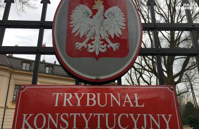 Senat zajmie się ustawami dotyczącymi sądownictwa. Trzy nowele przyjął w czwartek wieczorem Sejm. Przepisy autorstwa PiS-u dotyczą między innymi: publikacji wyroków Trybunału Konstytucyjnego, niezależności finansowej Izby Dyscyplinarnej Sądu Najwyższego oraz prawa o ustroju sądów powszechnych.