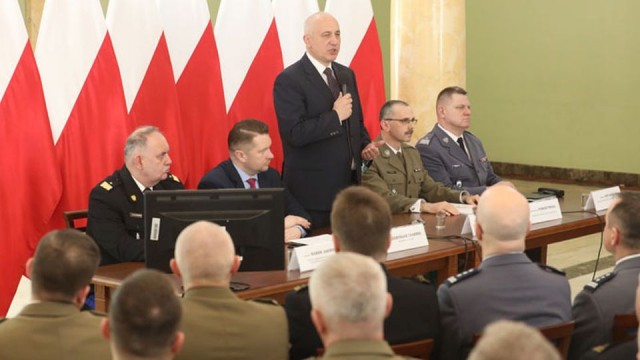 Funkcjonariusze służb mundurowych dostaną podwyżki - mówił w Lublinie szef MSWiA Joachim Brudziński. - Jako pierwsi dostaną je najmniej zarabiający - zapowiedział minister.