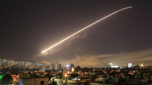 Stany Zjednoczone, Wielka Brytania i Francja dokonały ataku rakietowego na wojskowe obiekty w Syrii.