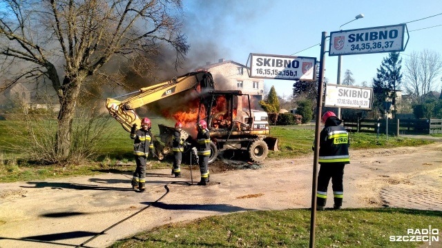 W miejscowości Skibno w gminie Sianów doszło do pożaru koparki.