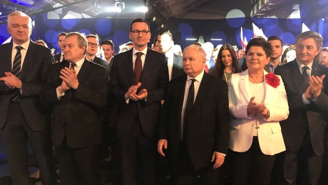 Prezes PiS Jarosław Kaczyński otworzył w Warszawie konwencję samorządową Prawa i Sprawiedliwości. Gośćmi spotkania są między innymi przedstawiciele innych partii tworzących obóz Zjednoczonej Prawicy.