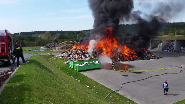 W Mielenku Drawskim palą się między innymi opony i śmieci wielkogabarytowe.
