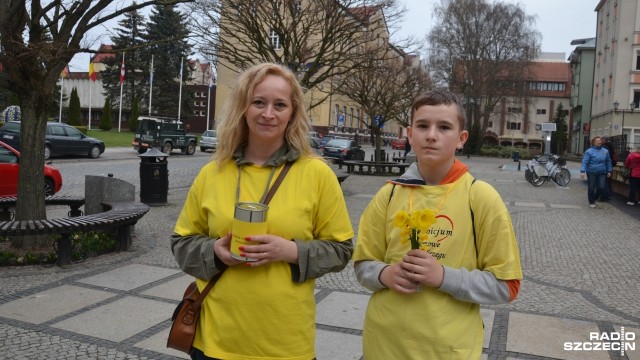 Ponad 370 wolontariuszy z puszkami i żonkilami kwestowało w niedzielę na ulicach Kołobrzegu. To w ramach corocznej akcji Pola Nadziei, w czasie której zbierane są pieniądze na rzecz kołobrzeskiego hospicjum stacjonarnego.