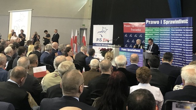 W ciągu najbliższych trzech miesięcy politycy Prawa i Sprawiedliwości mają objechać około 700 miast i wsi w Polsce - zapowiedział Jarosław Kaczyński. W niedzielę prezes partii rządzącej przebywał z wizytą w Trzciance w północnej części Wielkopolski. Podczas spotkania z mieszkańcami między innymi przedstawił plany swojego ugrupowania na najbliższe miesiące.