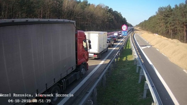 Potężne korki zaczęły się tworzyć z obu stron remontowanego odcinka autostrady A6. W kierunku Goleniowa zator sięga węzła Dąbie i ma około 4 kilometrów długości.