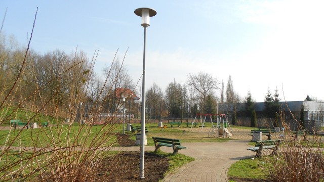 Nowe oświetlenie zamontowano na placu zabaw przy ulicy Zamkniętej na szczecińskim Stołczynie. Latarnie stanęły też na terenie parku u zbiegu ulic Nad Odrą i Zamkniętej. Koszt prac to ponad 80 tysięcy złotych.