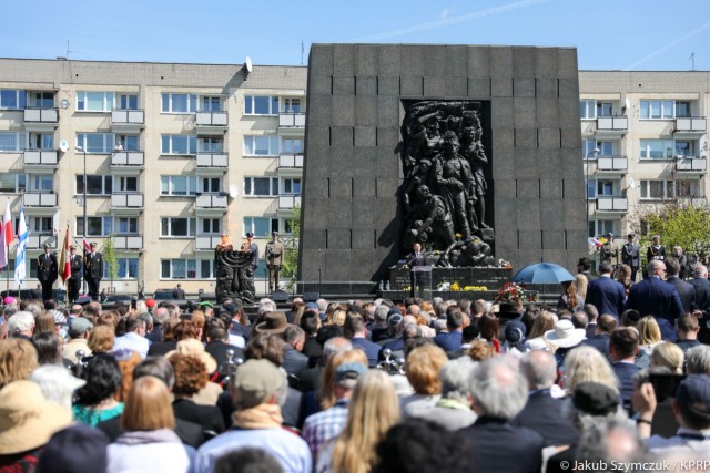 Mieszkańcy stolicy oddali hołd powstańcom getta. W czwartek, w 75. rocznicę wybuchu zrywu w getcie warszawskim, przed Pomnikiem Bohaterów Getta uczczono żydowskich bojowników, którzy 19 kwietnia 1943 roku rozpoczęli walkę z Niemcami. Był to sprzeciw wobec zbrodniczej polityki niemieckiej wobec Żydów i planów III Rzeszy dotyczących ostatecznej likwidacji warszawskiej dzielnicy żydowskiej.
