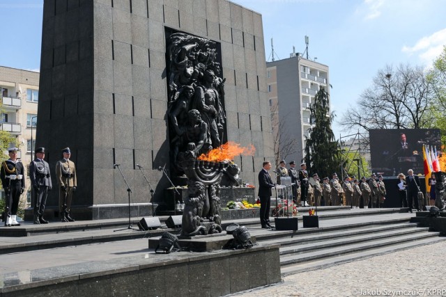 To był zryw ludzi, którzy zachowali godność i zdecydowali się zachować ją do końca - mówił w czwartek prezydent Andrzej Duda w czasie obchodów 75-lecia powstania w getcie warszawskim.