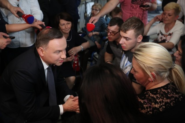 Prezydent zapowiedział pomoc rodzicom dorosłych osób niepełnosprawnych. Od środy w parlamencie trwa protest rodzin. W piątek rano do protestujących przyjechał Andrzej Duda.