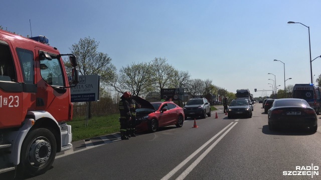Kolizja trzech samochodów na drodze krajowej nr 13 w okolicach Warzymic.