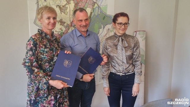 Będzie nowa droga między rondem Biszkoptowym w Kołbaskowie, a pobliskim Smolęcinem. W siedzibie gminy podpisano w piątek umowę z wykonawcą.