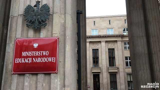 Mamy dość - pod takim hasłem kilka tysięcy osób ze Związku Nauczycielstwa Polskiego protestuje przed Ministerstwem Edukacji w Warszawie. Nauczyciele domagają się większych podwyżek płac, lepszej polityki edukacyjnej rządu i odwołania minister Anny Zalewskiej.