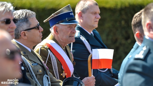 Przybyli, żeby upamiętnić żołnierzy walczących o wolność ojczyzny - na Cmentarzu Wojennym w Starych Łysogórkach zakończyły się właśnie uroczystości z okazji 73. rocznicy forsowania Odry. Wzięli w nich udział m.in. szef MSWiA Joachim Brudziński, wojewoda zachodniopomorski Tomasz Hinc oraz arcybiskup Andrzej Dzięga.
