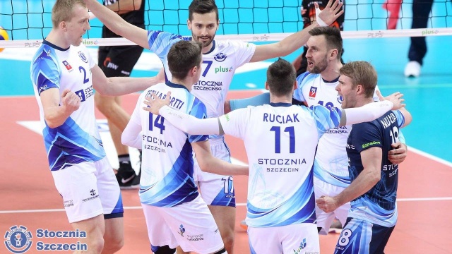 Porażka w ostatnim spotkaniu w Plus Lidze: siatkarze Stoczni Szczecin zajęli 12. miejsce w rozgrywkach o mistrzostwo Polski. Drużyna trenera Michała Gogola przegrała w sobotę w Szopienicach z GKS Katowice 0:3 w setach do 20, 18 i 18 w rewanżowym meczu o 11. lokatę w tabeli Plus Ligi.
