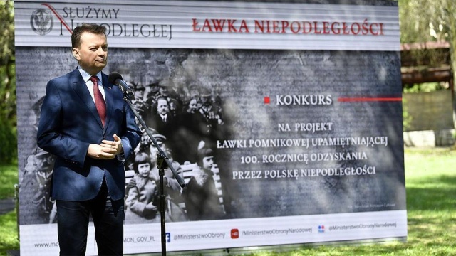 Siedząc na ławeczce będzie można wysłuchać marsza Pierwszej Brygady Legionów czy słów marszałka Józefa Piłsudskiego. To jedno z założeń projektu Ministerstwa Obrony Narodowej. Na stulecie niepodległości kraju na powstać ponad sto multimedialnych pomników-ławek. Na zgłoszenia projektów artystyczno-architektonicznych MON czeka jeszcze miesiąc.