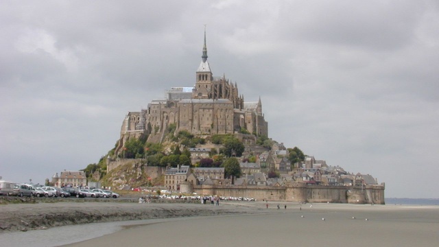 Mont-Saint-Michel znów zostało udostępnione turystom i zwiedzającym. Klasztor znajdujący się na półwyspie połączonym ze stałym lądem groblą, a w czasie przypływu zamieniającym się w wyspę, został zamknięty po porannym incydencie.