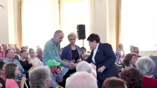 O zaufanie i szybkie zakończenie protestu apelowała Beata Szydło do rodziców niepełnosprawnych dzieci okupujących od czterech dni sejmowy korytarz. Była premier spotkała się w niedzielę z mieszkańcami Krościenka w Małopolsce.