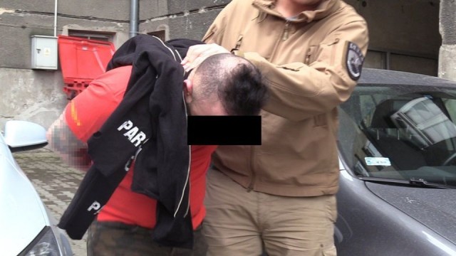 Milion złotych mogła wyłudzić szajka, którą rozbiło Centralne Biuro Śledcze Policji. Funkcjonariusze CBŚP zatrzymali 17 osób z grupy Angelo, która zajmowała się wyłudzeniami pieniędzy metodą na policjanta.
