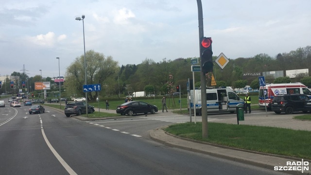 Wypadek na placu Szyrockiego w Szczecinie. Zderzyły się tam trzy samochody osobowe. Jedna osoba jest ranna. Są kłopoty z przejazdem.