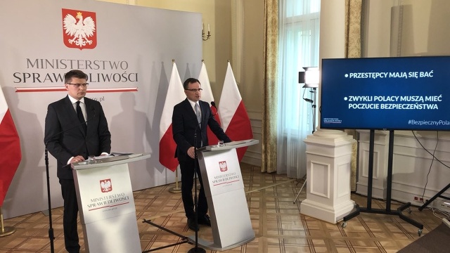 Mają być surowsze kary za ciężkie przestępstwa, drobne wykroczenia i przestępczość gospodarczą. Minister sprawiedliwości, prokurator generalny Zbigniew Ziobro przedstawił w środę program reformy prawa karnego.