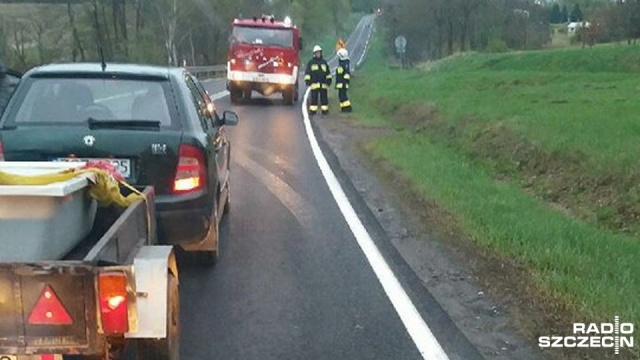 Na jednej ze stacji paliw przy krajowej jedenastce z autobusu wyciekło paliwo. Później zaczął się z niego wydobywać się dym. Pasażerowie autobusu i pracownicy oraz klienci stacji paliw zostali ewakuowani.