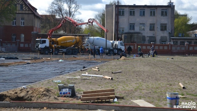 Zakończenie budowy kołobrzeskiego stadionu lekkoatletycznego opóźni się o prawie trzy miesiące. Według pierwotnych zamierzeń sportowcy mieli korzystać z obiektu powstającego przy ulicy Śliwińskiego już w czerwcu.