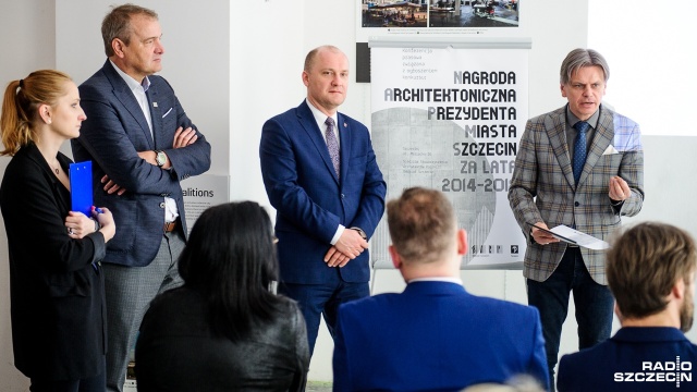 Konkurs na Nagrodę Architektoniczną Prezydenta Miasta Szczecin ogłosili w piątek prezydent Piotr Krzystek i szczeciński odział Stowarzyszenia Architektów Polskich. - Plebiscyt ma się przysłużyć propagowaniu dobrej architektury w Szczecinie - mówił prezydent Piotr Krzystek.